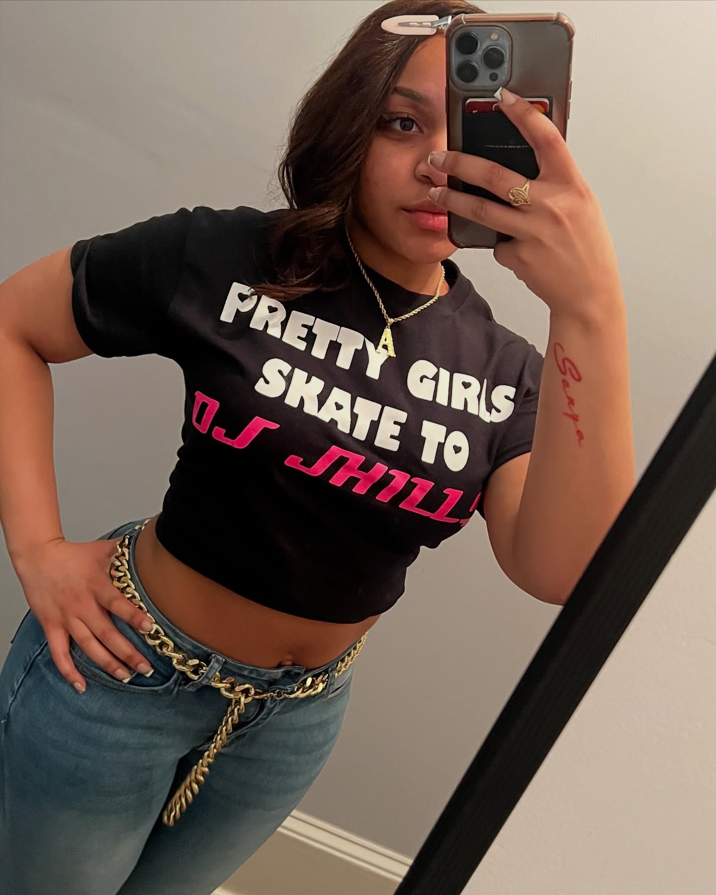 Instagram model @wingedwheelz taking a mirror selfie in a black Pretty Girls Skate to DJ J-Hill shirt.
